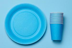 volta descartável azul papel pratos e copos para uma piquenique, reciclável desperdício, topo visualizar. foto