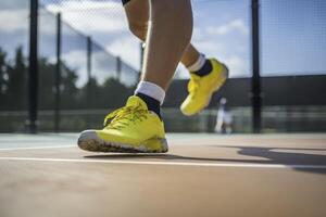 detalhe do masculino Esportes sapatos jogando em tênis tribunal. generativo ai foto