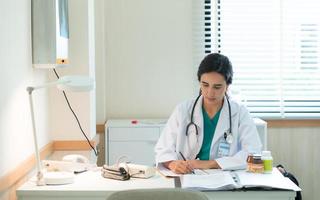 antes encontro com a pacientes família, a médico avaliações a pacientes história e análises a resultados. dentro a médico escritório foto