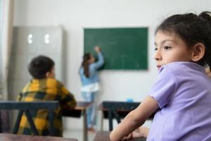 uma grupo do alunos a partir de a internacional escola este promove criatividade foto