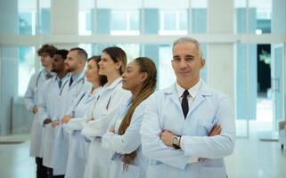 retrato do médicos e médico alunos com vários gestos para preparar para paciente Cuidado foto