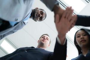 pessoas de negócio pode motivar cada de outros de juntando mãos. foto