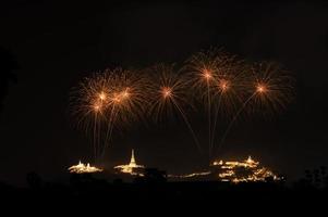 fogos de artifício acima a montanha com a antigo real Palácio conhecido Como phra Nakhon khiri, tailândia, foto