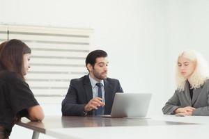 dentro a companhia encontro quarto jovem executivos estão debate Ideias sobre uma Novo o negócio este vai lançamento grande breve. foto