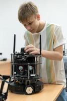 crianças usando a mão robô tecnologia, alunos estão estudando tecnologia, que é 1 do a haste cursos. foto