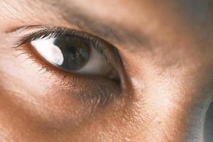 close-up do olho de um homem foto