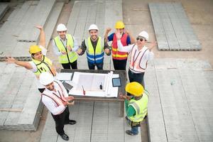 construção engenheiros, arquitetos, e capatazes Formato uma grupo. participar dentro uma encontro para plano Novo construção projetos. foto