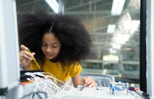 jovens utilizando a mão robô tecnologia estão tendo Diversão Aprendendo a eletrônico o circuito borda do mão robô tecnologia, que é 1 do a haste cursos. foto