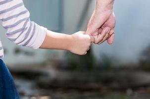 pai e filha segurando mão dentro mão foto