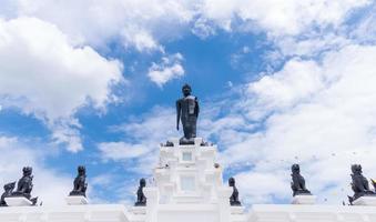 Preto grande Buda estátua com branco nublado e azul céu foto