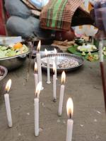 uma poucos velas estão queimando foto