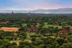 panorama Visão do antigo templos, velho Bagan, myanmar foto