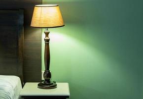 mesa luminária em de cabeceira dentro a quarto foto