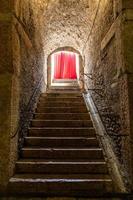 antigo corredor com cortina vermelha no final. conceito de mistério, gótico, fuga, esperança. foto