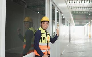 a armazém Supervisor é muito feliz este a projeto tem fui aprovado de gerenciamento. foto