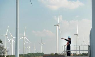 engenheiro às natural energia vento turbina local com uma missão para escalar acima para a vento turbina lâminas para inspecionar a Operação do ampla vento turbinas este converte vento energia para dentro elétrico energia foto