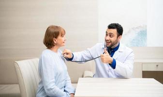 mulher entrando velho idade, comparecer a anual saúde e checar e discussão com médico dentro hospital foto