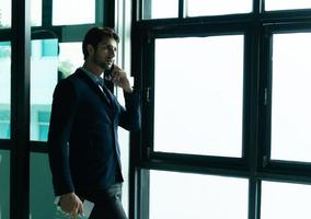 homem de negocios com emoções enquanto esperando para uma grandes viagem às a aeroporto terminal foto