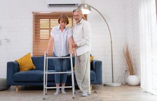 velho casal com dele esposa, quem teve para aprender para andar depois de ser tratado para a osteoartrite. devo Socorro e levar Cuidado do cada de outros sem crianças para levar Cuidado de. foto