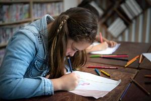 uma grupo do alunos a partir de a internacional escola este promove criatividade foto