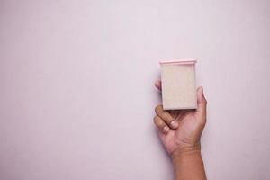sal do himalaia rosa inteiro seco cru em um recipiente em branco foto