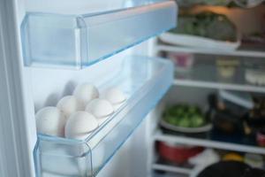 ovos dentro uma geladeira com cópia de espaço foto