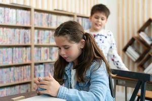 uma grupo do alunos a partir de a internacional escola este promove criatividade foto