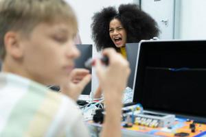 jovens utilizando a mão robô tecnologia estão tendo Diversão Aprendendo a eletrônico o circuito borda e mão robô controlador do robô tecnologia, que é 1 do a haste cursos. foto