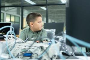 jovens utilizando a mão robô tecnologia estão tendo Diversão Aprendendo a eletrônico o circuito borda e mão robô controlador do robô tecnologia, que é 1 do a haste cursos. foto