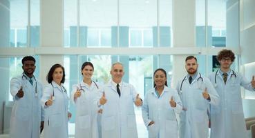 retrato do médicos e médico alunos com vários gestos para preparar para paciente Cuidado foto