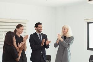 dentro a companhia encontro quarto jovem executivos estão debate Ideias sobre uma Novo o negócio este vai lançamento grande breve. foto