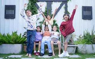 crianças a partir de internacional escolas, pegue juntos para ter Diversão durante seu almoço pausa. foto