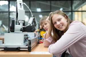 crianças usando a mão robô tecnologia, alunos estão estudando tecnologia, que é 1 do a haste cursos. foto