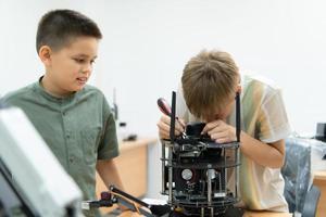 crianças usando a mão robô tecnologia, alunos estão estudando tecnologia, que é 1 do a haste cursos. foto