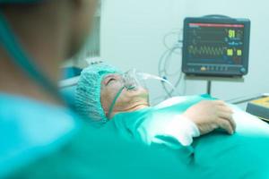 pacientes quem ter sofrido coração cirurgia ser debaixo anestesia quando a Anestesista coloca anestesia em ele antes a Operação. foto