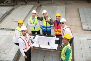 construção engenheiros, arquitetos, e capatazes Formato uma grupo. participar dentro uma encontro para plano Novo construção projetos. foto