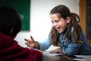 uma grupo do alunos a partir de a internacional escola este promove criatividade foto