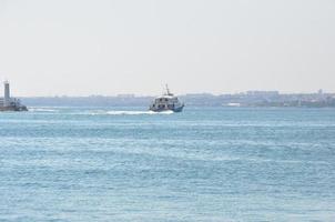 barco a vapor balsa porta e mar fundo e panorama foto