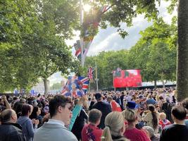 pessoas a comemorar a platina jubileu dentro Londres foto