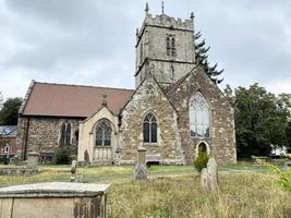 uma Visão do a Igreja às Igreja Stretton dentro Shropshire foto