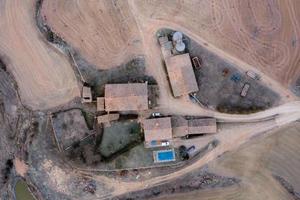 país casa com piscina dentro a meio do uma trigo campo foto