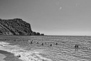famoso arenoso Cleópatra de praia dentro turco alanya em uma caloroso verão dia a partir de acima foto