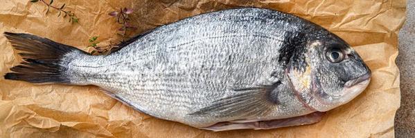 fresco peixe mar brema frutos do mar cru Comida lanche em a mesa cópia de espaço Comida fundo rústico topo Visão foto