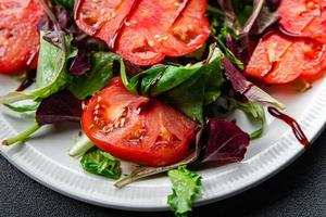 tomate salada pronto para comer saudável refeição Comida lanche em a mesa cópia de espaço Comida fundo rústico topo Visão ceto ou paleo dieta vegetariano vegano ou vegetariano Comida foto