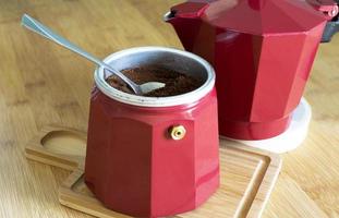 vermelho gêiser café criador. delicioso e aromático café. foto