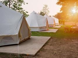 acampamento piquenique barraca área de camping dentro ao ar livre caminhada floresta. campista enquanto acampamento dentro natureza fundo às verão viagem acampamento. aventura viagem período de férias conceito foto