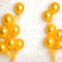 dourado balão fita e confete celebração aniversário festa fundo. ai gerado foto