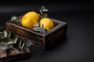 delicioso fresco amarelo citrino frutas ou limão dentro uma de madeira caixa foto