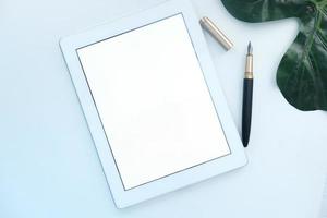 tablet com maquete de caneta foto