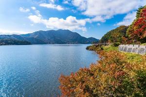 bela paisagem ao redor do lago kawaguchiko em yamanashi, japão foto